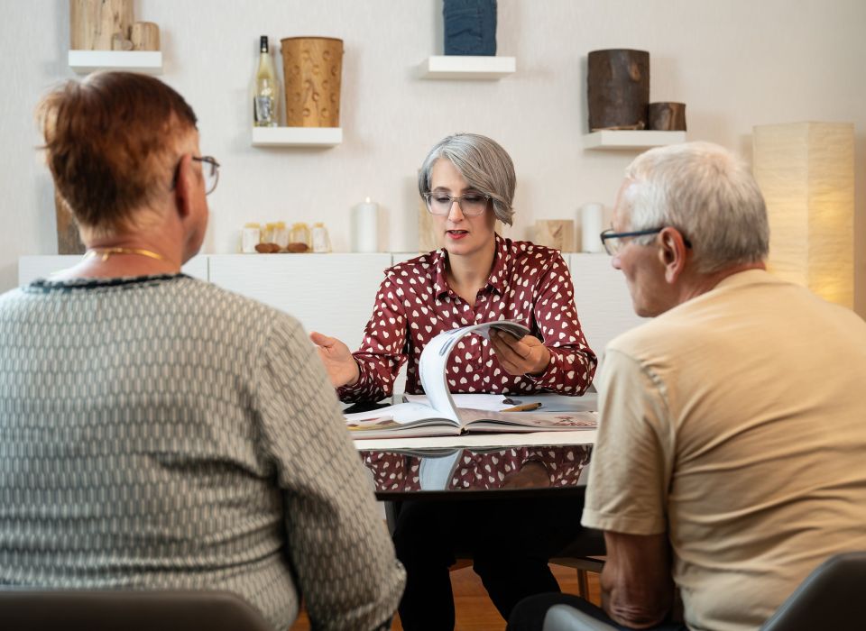 Sargträger tragen einen Sarg bei Regen